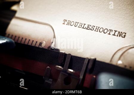 Risoluzione dei problemi relativi alla parola scritta con una macchina da scrivere. Foto Stock