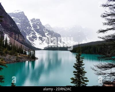 Lago Moraine durante una giornata piovosa. Nessuno Foto Stock