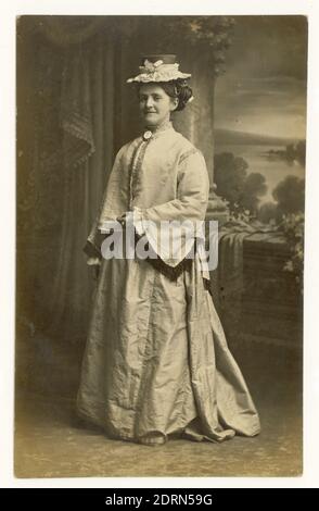 Cartolina edoardiana di sorridente signora edoardiana in vittoriano posa in abito fantasia, circa 1910, U.K. Foto Stock