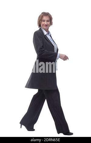 Vista laterale di una donna anziana con profilo a lunghezza intera camminando isolato su sfondo bianco Foto Stock