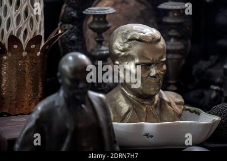 BELGRADO, SERBIA - 9 OTTOBRE 2020: Busto del maresciallo Josip broz Tito di fronte ad una piccola statua di Vladimir Lenin. Tito era il leader socialista comunista o Foto Stock