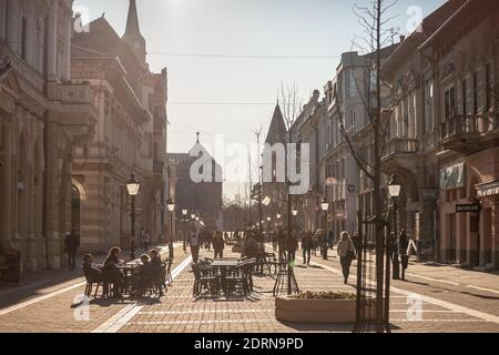 SUBOTICA, SERBIA - 28 MARZO 2019: Persone che camminano e si siedono sulla strada pedonale di Korzo, il viale principale del centro di Subotica, uno dei Foto Stock
