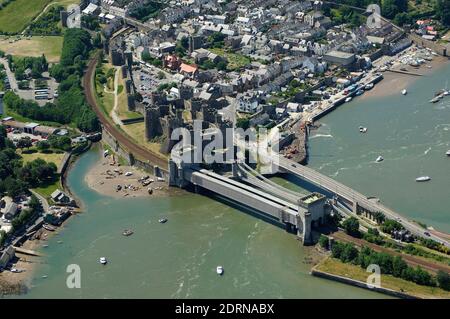 Veduta aerea del Castello di Conway, del Ponte ferroviario di Conwy, Conwy, Galles del Nord Foto Stock