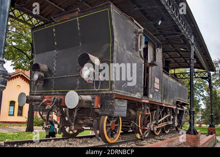 Kikinda, Serbia, 17 ottobre 2015. Vecchia locomotiva a vapore serie 51 - 159 fabbricata in Ungheria intorno al 1910. La locomotiva è un esemplare del museo ed è pl Foto Stock