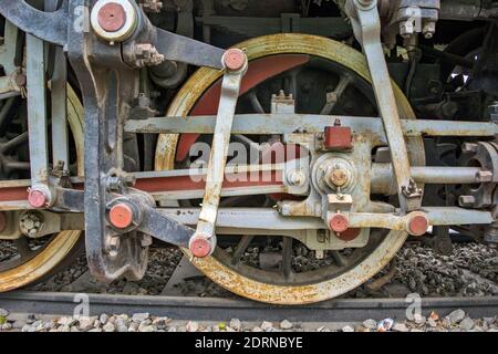 Vista di una vecchia locomotiva a vapore e di uno degli assali motore. Foto Stock