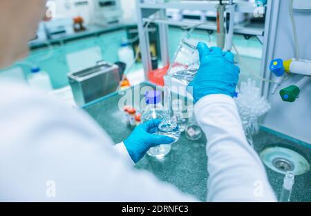 Produzione o produzione di farmaci e farmaci in azienda farmaceutica, concetto di farmacia Foto Stock