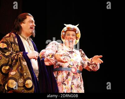 l-r: Roger Allam (Abbanazar), Ian McKellen (Widow Twankey) ad ALADDIN al Old Vic Theatre, Londra SE1 16/12/2005 in una nuova versione di Bille Brown scenografia: John Napier costumi: Mark Buman illuminazione: David Hersey coreografia: Wayne McGregor regista: Sean Mathias Foto Stock