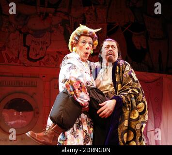 l-r: Ian McKellen (Widow Twankey), Roger Allam (Abbanazar) ad ALADDIN presso l'Old Vic Theatre, Londra SE1 16/12/2005 in una nuova versione di Bille Brown scenografia: John Napier costumi: Mark Buman illuminazione: David Hersey coreografia: Wayne McGregor regista: Sean Mathias Foto Stock