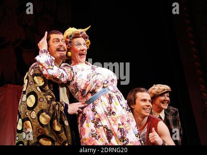 l-r: Roger Allam (Abbanazar), Ian McKellen (Widow Twankey), Neil McDermott (Aladdin), Frances Barber (Dim Sum) in ALADDIN al Vecchio Teatro di Vic, Londra SE1 16/12/2005 in una nuova versione di Bille Brown scenografia: John Napier Costumi: Mark Buman illuminazione: David Hersey McWayne Searchor: Regista Foto Stock