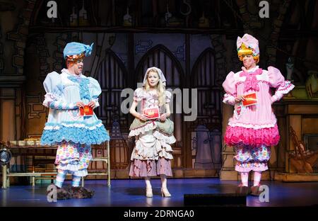 l-r: Matthew Kelly (sorella ugly), Amy Lennox (Cenerentola), Matthew Rixon (sorella ugly) a CENERENTOLA al New Wimbledon Theatre, Londra SW19 09/12/2014 scritto da Eric Potts coreografo: Lizzi Gee regista: Ian Talbot Foto Stock