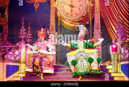 l-r: Matthew Kelly (sorella ugly), Matthew Rixon (sorella ugly) a CINDERELLA al New Wimbledon Theatre, Londra SW19 09/12/2014 scritto da Eric Potts coreografo: Lizzi Gee regista: Ian Talbot Foto Stock