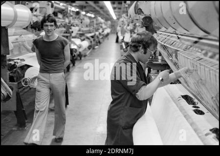 Lansil Factory, Lancaster, Lancashire Inghilterra, Regno Unito. 1977. Una selezione di fotografie in bianco e nero scattate intorno alla casa di controllo mentre i lavoratori lasciano la fabbrica alcune immagini all'interno della fabbrica. Foto Stock