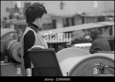 Lansil Factory, Lancaster, Lancashire Inghilterra, Regno Unito. 1977. Una selezione di fotografie in bianco e nero scattate intorno alla casa di controllo mentre i lavoratori lasciano la fabbrica alcune immagini all'interno della fabbrica. Foto Stock