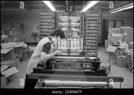 Lansil Factory, Lancaster, Lancashire Inghilterra, Regno Unito. 1977. Una selezione di fotografie in bianco e nero scattate intorno alla casa di controllo mentre i lavoratori lasciano la fabbrica alcune immagini all'interno della fabbrica. Foto Stock