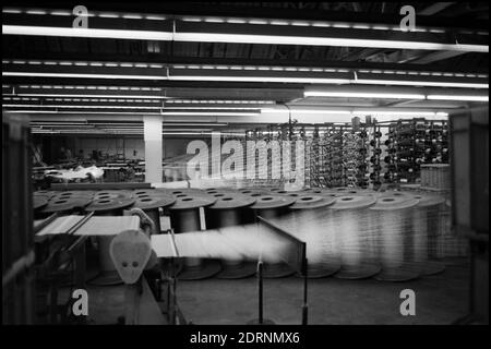 Lansil Factory, Lancaster, Lancashire Inghilterra, Regno Unito. 1977. Una selezione di fotografie in bianco e nero scattate intorno alla casa di controllo mentre i lavoratori lasciano la fabbrica alcune immagini all'interno della fabbrica. Foto Stock