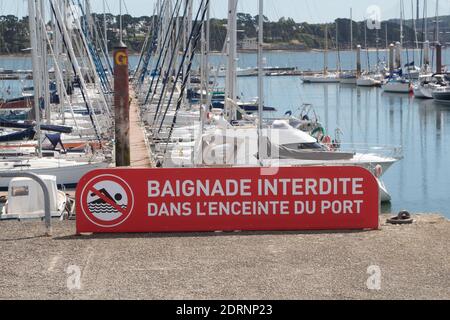 Nessun cartello di nuoto scritto in lingua francese nel porto di Brest Foto Stock