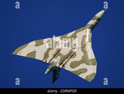 Restaurato RAF Vulcan jet bombardiere guerra fredda XH558 eseguendo il suo caratteristico Delta Roll al Newcastle Festival of Flight, 2014 Foto Stock