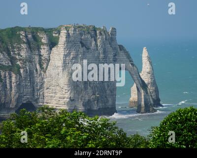 Les Jardins d’Etretat è un giardino neo-futuristico che si estende sulle scogliere della Costa d’Alabastro, in Normandia, in Francia Foto Stock