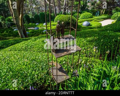 Les Jardins d’Etretat è un giardino neo-futuristico che si estende sulle scogliere della Costa d’Alabastro, in Normandia, in Francia Foto Stock