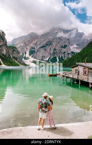 Bellissimo lago nelle alpi Italiane, Lago di Braies, una coppia in vacanza nelle Alpi Italiane Dolomiti Pages wildsee Foto Stock