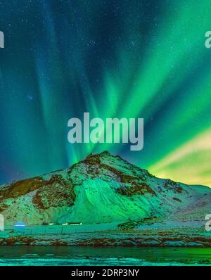 aurora borealis su una montagna in islanda Foto Stock