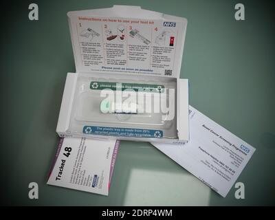 Kit di screening intestinale per il servizio sanitario nazionale NHS Foto Stock
