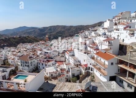 Andalucia in Spagna: Una vista del pueblo blanco di Competa Foto Stock