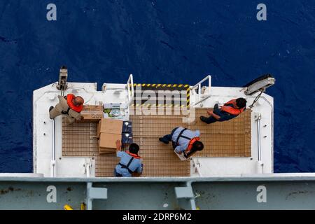 Visualizza il modulo a bordo della nave da crociera Pacific Princess ormeggiata a Bounty Bay presso le isole Pitcairn, che è un piccolo gruppo di isole essendo un inglese Overse Foto Stock
