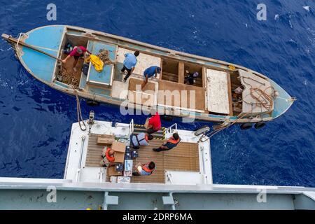 Visualizza il modulo a bordo della nave da crociera Pacific Princess ormeggiata a Bounty Bay presso le isole Pitcairn, che è un piccolo gruppo di isole essendo un inglese Overse Foto Stock