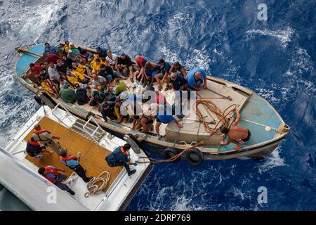 Visualizza il modulo a bordo della nave da crociera Pacific Princess ormeggiata a Bounty Bay presso le isole Pitcairn, che è un piccolo gruppo di isole essendo un inglese Overse Foto Stock