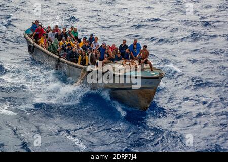 Visualizza il modulo a bordo della nave da crociera Pacific Princess ormeggiata a Bounty Bay presso le isole Pitcairn, che è un piccolo gruppo di isole essendo un inglese Overse Foto Stock