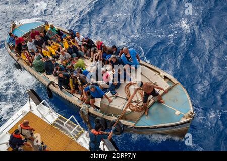 Visualizza il modulo a bordo della nave da crociera Pacific Princess ormeggiata a Bounty Bay presso le isole Pitcairn, che è un piccolo gruppo di isole essendo un inglese Overse Foto Stock