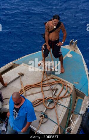 Visualizza il modulo a bordo della nave da crociera Pacific Princess ormeggiata a Bounty Bay presso le isole Pitcairn, che è un piccolo gruppo di isole essendo un inglese Overse Foto Stock
