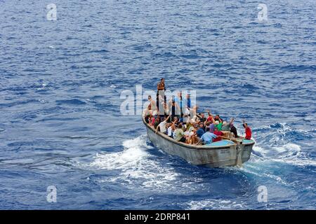 Visualizza il modulo a bordo della nave da crociera Pacific Princess ormeggiata a Bounty Bay presso le isole Pitcairn, che è un piccolo gruppo di isole essendo un inglese Overse Foto Stock