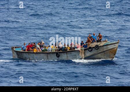 Visualizza il modulo a bordo della nave da crociera Pacific Princess ormeggiata a Bounty Bay presso le isole Pitcairn, che è un piccolo gruppo di isole essendo un inglese Overse Foto Stock