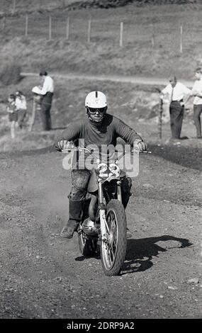 1970, storico evento di Motorcross....un pilota maschile che gareggia in una corsa motociclistica, Inghilterra, Regno Unito. Foto Stock