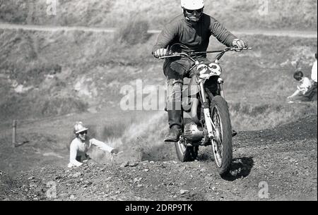 1970, storico evento di Motorcross....un pilota maschile che gareggia in una corsa motociclistica, Inghilterra, Regno Unito. Foto Stock