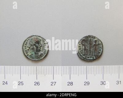 Governatore: Costantino II, Imperatore di Roma, 316–340 d.C., 1 Nummo di Costantino II, Imperatore di Roma, 320–24, bronzo argentifero, 1.13 g, 12:00, 16.2 mm, fatto in Impero Romano, Romano, IV secolo, Numismatica Foto Stock