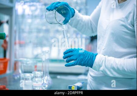 Produzione o produzione di farmaci e farmaci in azienda farmaceutica, concetto di farmacia Foto Stock