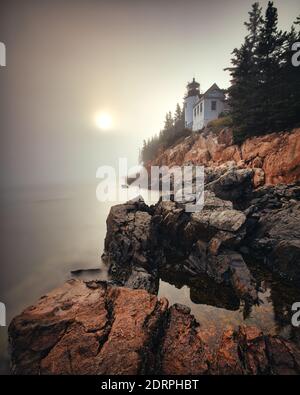 Bass Harbor Head Light è un faro situato all'interno del Parco Nazionale di Acadia, all'angolo sud-est di Mount Desert Island, Maine, che segna l'ingresso Foto Stock