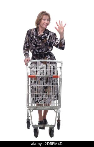 Foto a lunghezza intera di una signora anziana che agita e spinge un carrello vuoto Foto Stock