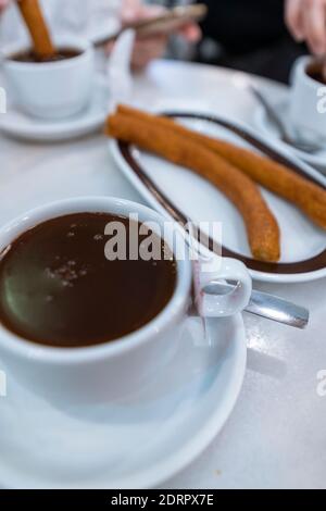 In Spagna, è molto tipico avere cioccolato con churros per la prima colazione. Foto Stock