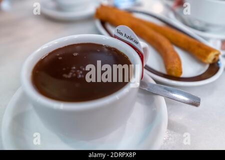 In Spagna, è molto tipico avere cioccolato con churros per la prima colazione. Foto Stock