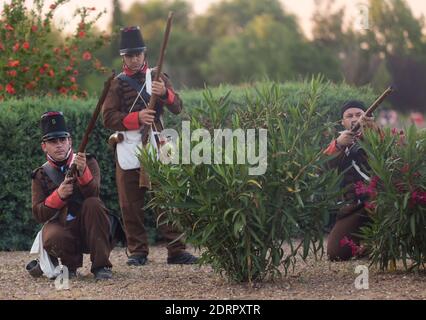 LA ALBUERA, SPAGNA - 17 maggio 2014: Due vicini vestiti in costume del soldato portoghese del XIX secolo coinvolto in rievocazione storica Foto Stock