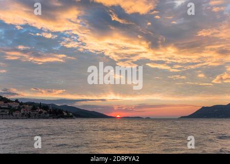 Korčula Città, Korčula, Dubrovnik-Neretva, Croazia. Vista verso ovest lungo il canale di Pelješac, tramonto. Foto Stock