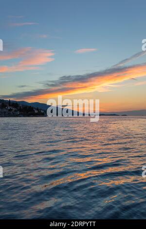 Korčula Città, Korčula, Dubrovnik-Neretva, Croazia. Vista verso ovest lungo il canale di Pelješac, tramonto. Foto Stock