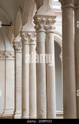 Dubrovnik, Dubrovnik-Neretva, Croazia. Colonnato facente parte della galleria superiore del Palazzo del Rettore. Foto Stock