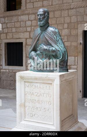 Dubrovnik, Dubrovnik-Neretva, Croazia. Statua del XVII secolo di Miho Pracat nell'atrio del Palazzo del Rettore. Foto Stock