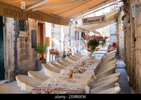 Dubrovnik, Dubrovnik-Neretva, Croazia. Vista lungo Prijeko, una strada stretta nel quartiere dei ristoranti della Città Vecchia. Foto Stock