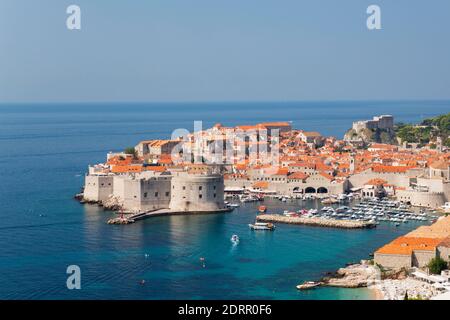 Dubrovnik, Dubrovnik-Neretva, Croazia. Vista sul centro storico dalla collina sopra il Mare Adriatico. Foto Stock